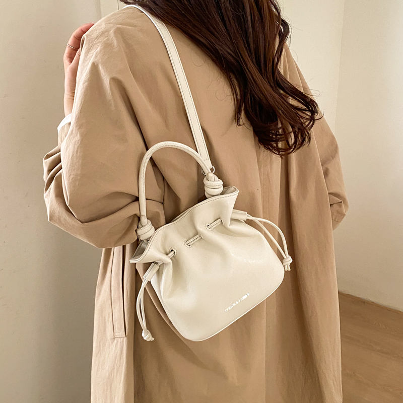 女性用フェイクレザーバケットバッグ 巾着開閉式 クワイエット - Luxury Bags Office のレビューと価格