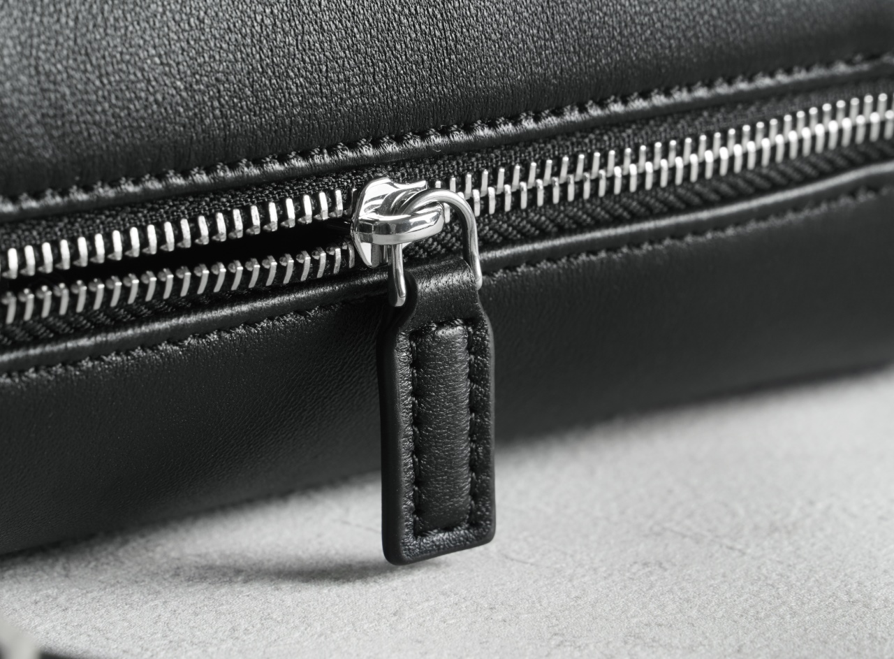 レディース ミニマリスト イーストウエスト レザー ショルダ - Luxury Bags Quiet のレビューと価格
