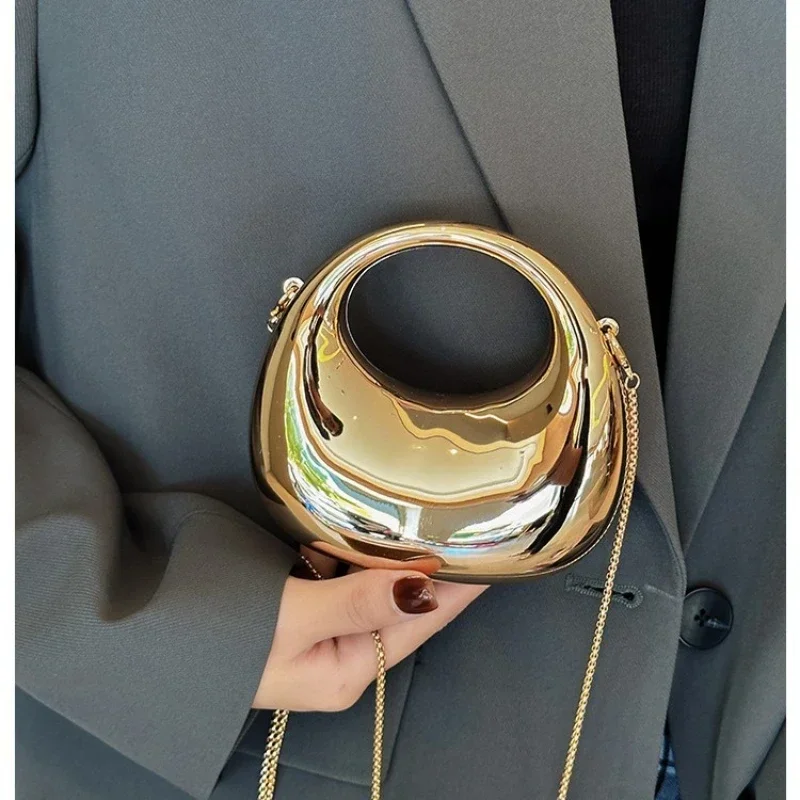 女性用メタリッククロスオーバーバッグ,半月の光沢のあるPVC - Luxury Bags To Sell のレビューと価格